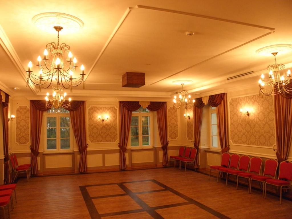 卢卡宫酒店 Zakrzów 外观 照片